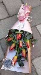 díszített tulipán csokor